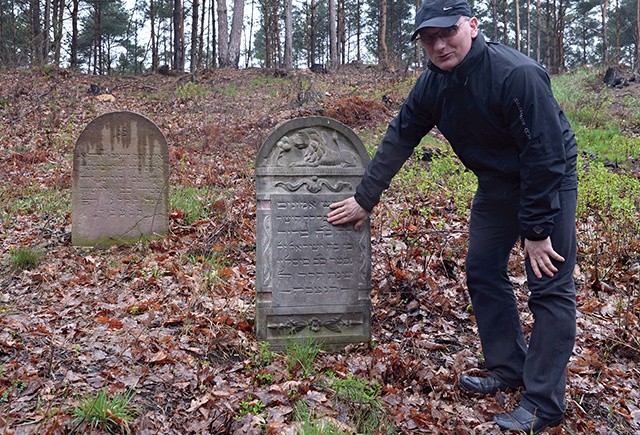	 Jedne z nielicznych nienaruszonych macew zachowanych na cmentarzu  w Radoszycach. 