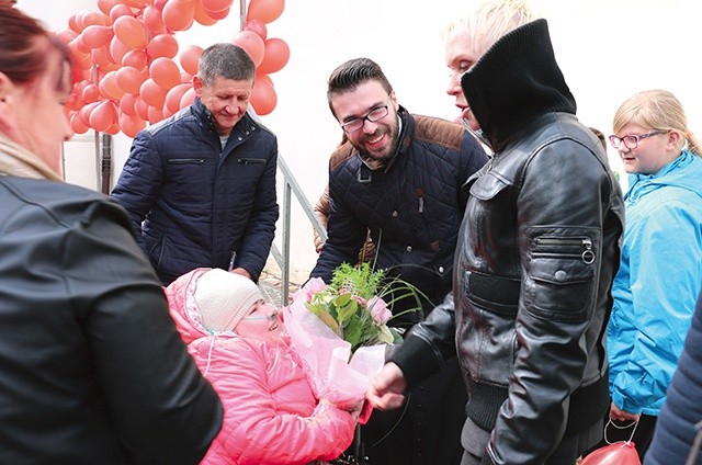 	Ewa Błaszczyk wręczyła Klaudii kwiaty. Obok rodzice dziewczynki i ks. Adrian Jakubiak.