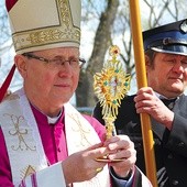 ▲	Bp Piotr Libera wprowadza w procesji do kościoła parafialnego relikwie św. Wojciecha.