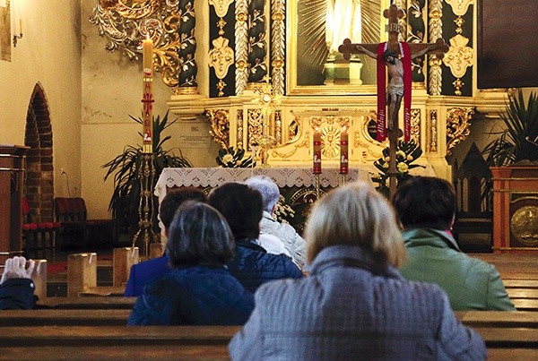 Czuwanie rozpoczęło się i zakończyło adoracją Najświętszego Sakramentu.