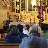 Czuwanie rozpoczęło się i zakończyło adoracją Najświętszego Sakramentu.