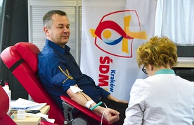 ▲ 	Krwiodawcy wsparli inicjatywę młodych wolontariuszy ŚDM.