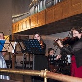 ◄	Filharmonicy krakowscy podczas koncertu w Nowej Dębie. Może i oni będą tu uczyć.