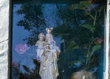 Kapliczka z figurą Maryi umieszczona w czasie objawień na drzewie wiśni, na której tle ukazywała się Matka Boska.