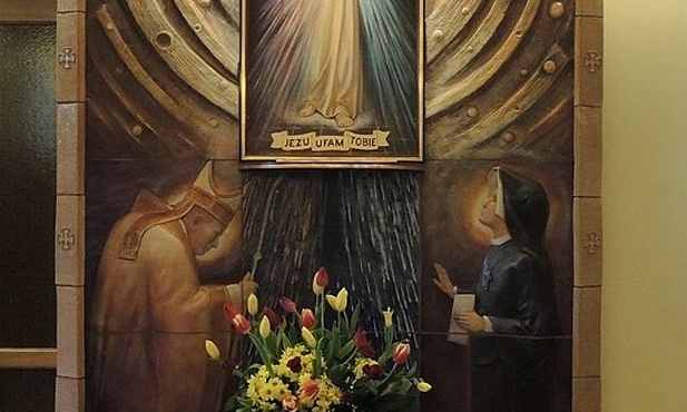 Płaskorzeźba Miłosierdzia Bożego w dolnej kaplicy kościoła na Leszczynach