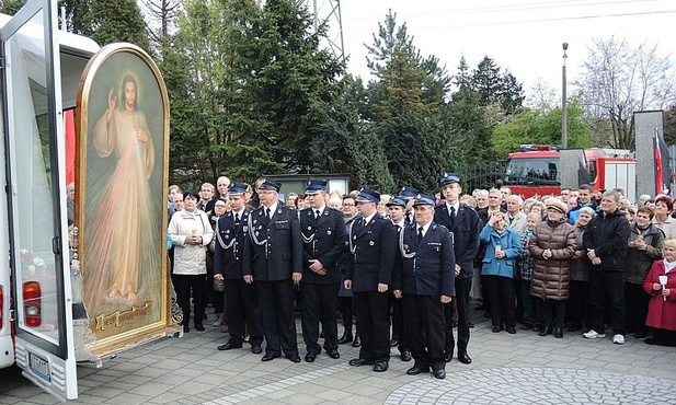 Parafianie na Złotych Łanach tłumnie przyszli przywitać Znaki Miłosierdzia