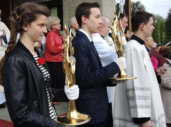 Gimnazjaliści: Aleksandra i Aleksander wnieśli relikwie Apostołów Miłosierdzia do kościoła na Złotych Łanach