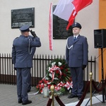Odłsonięcie pamiątkowej tablicy na murze ZK w Łowiczu