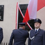 Odłsonięcie pamiątkowej tablicy na murze ZK w Łowiczu