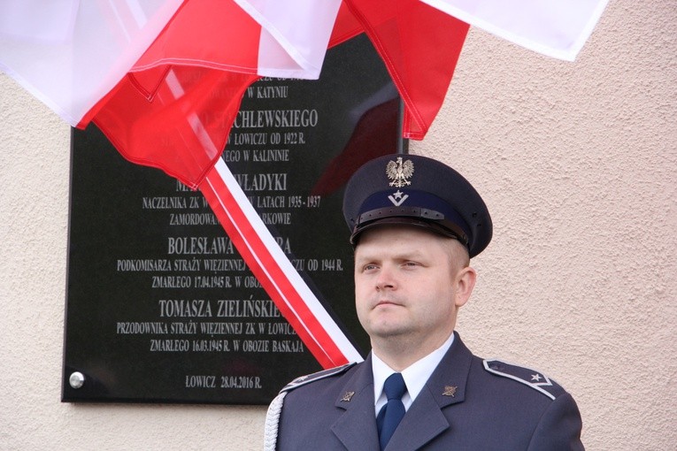 Odłsonięcie pamiątkowej tablicy na murze ZK w Łowiczu
