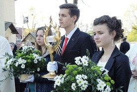 Przedstawiciele młodych ponieśli relikwie św. Jana Pawła II - patrona Świaowych Dni Młodzieży