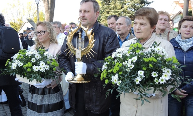 Dorośli mieszkańcy Hałcnowa wniesłi do sanktuarium relikwie św. Faustyny
