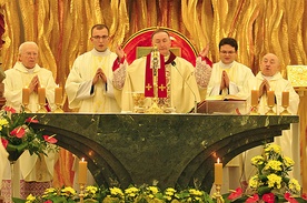 Księża jubilaci ze swoim biskupem dziękują za dar kapłaństwa.