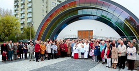 Parafianie z ks. Mateuszem Podkówką przed nowo wybudowanym kościołem.