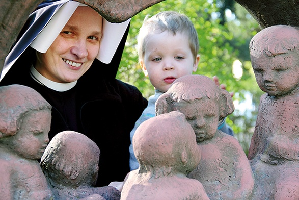 Siostra Senta stara się wspierać każdą mamę, która trafia do Chyliczek.