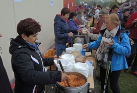 Parafianie z Wieprza po raz czwarty hojnie zadbali o żołądki pątników