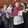 Przedstawiciele parafii w Lipniku odebrali z rąk biskupa Piotr Gregera relikwie św. Faustyny