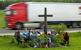 Na Białorusi, podobnie jak na wschodzie Polski czy w beskidzkich wioskach, wierni gromadzą się przy maryjnych kapliczkach i przydrożnych figurach.