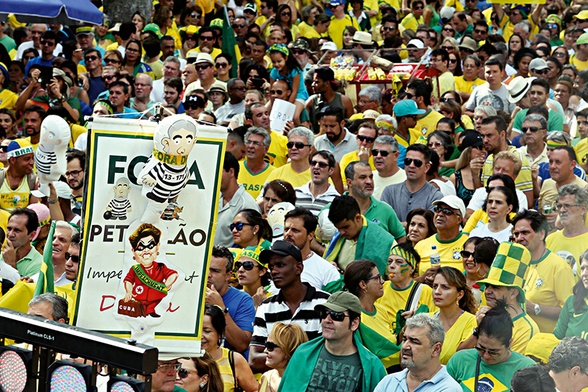 17 kwietnia. Demonstranci w Belo Horizonte domagają się ukarania za korupcję prezydent  Dilmy Rousseff.