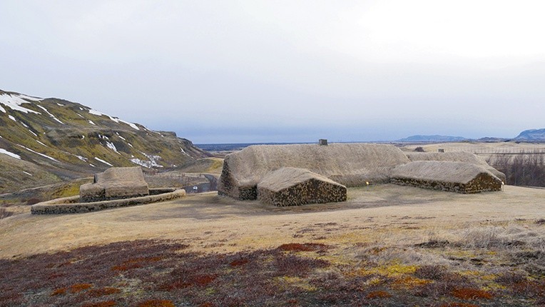 Niemal na każdym kroku można znaleźć potwierdzenie tego, że Islandia jest wyspą wulkaniczną. Wszędzie też znajdziemy dowody na to, że życie nie ma tutaj zamiaru odpuszczać.