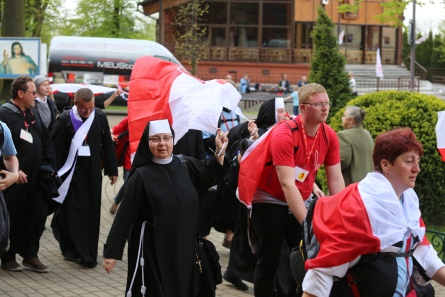 IV pielgrzymka z Hałcnowa dotarła do Łagiewnik - część pierwsza