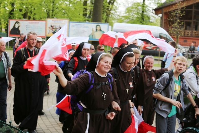 IV pielgrzymka z Hałcnowa dotarła do Łagiewnik - część pierwsza