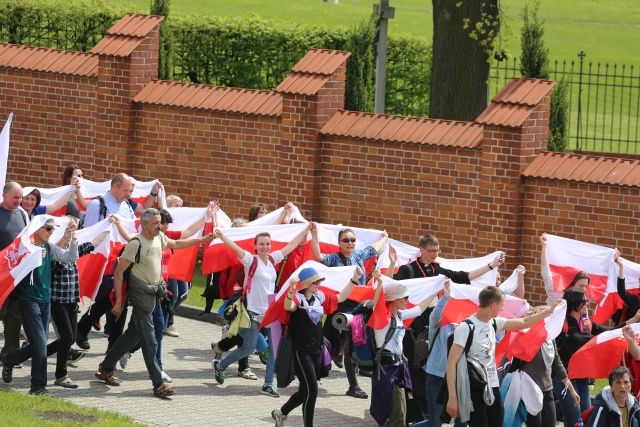 IV pielgrzymka z Hałcnowa dotarła do Łagiewnik - część pierwsza