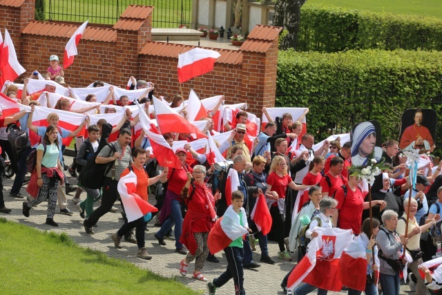 IV pielgrzymka z Hałcnowa dotarła do Łagiewnik - część pierwsza