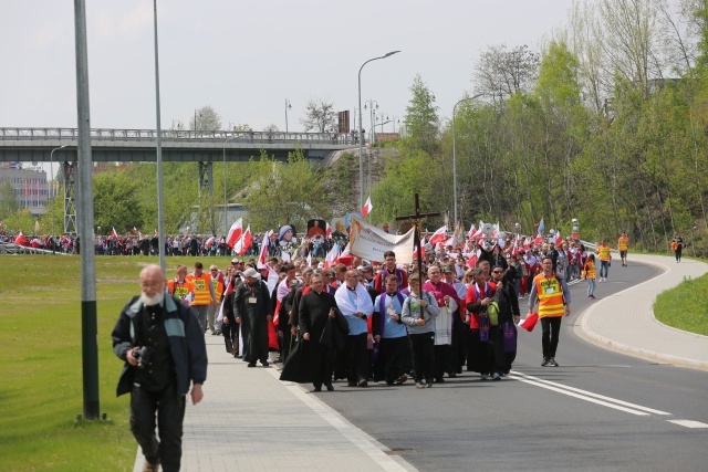 IV pielgrzymka z Hałcnowa dotarła do Łagiewnik - część pierwsza