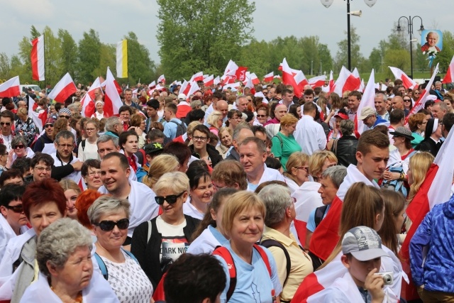 IV pielgrzymka z Hałcnowa dotarła do Łagiewnik - część pierwsza