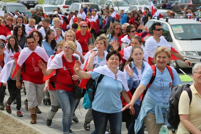 IV pielgrzymka z Hałcnowa dotarła do Łagiewnik - część pierwsza