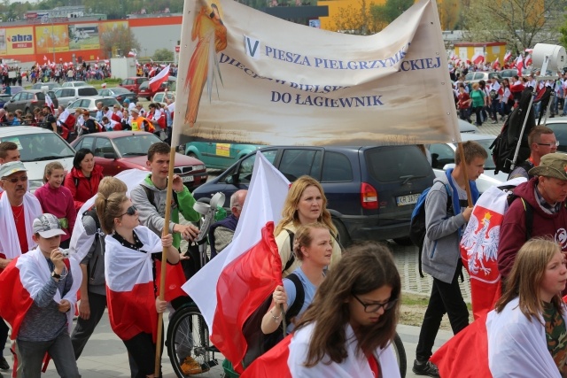 IV pielgrzymka z Hałcnowa dotarła do Łagiewnik - część pierwsza