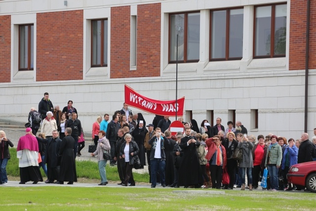 IV pielgrzymka z Hałcnowa dotarła do Łagiewnik - część pierwsza