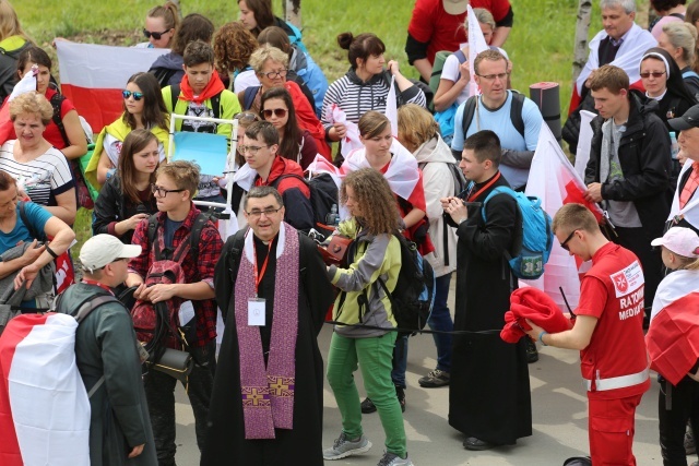 IV pielgrzymka z Hałcnowa dotarła do Łagiewnik - część pierwsza