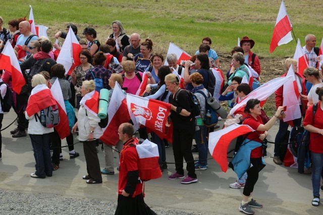 IV pielgrzymka z Hałcnowa dotarła do Łagiewnik - część pierwsza