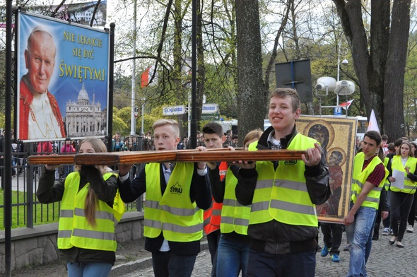 Procesja ze znakami. W tle obraz św. Jana Pawła II, patrona Światowych Dni Młodzieży