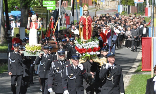 Strażacy niosą figurę św. Stanisława