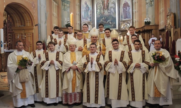 Nowi diakoni z biskupami i przełożonymi z seminarium