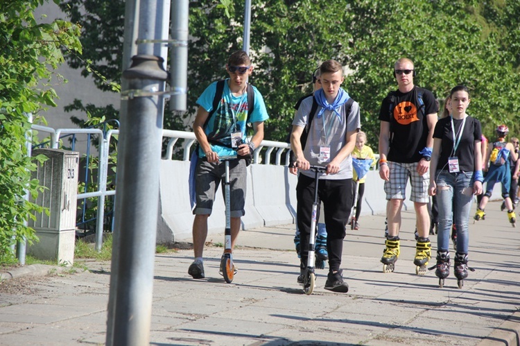 Pielgrzymka na rolkach i hulajnogach do Tychów - cz. I