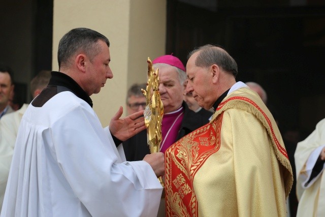 Znaki Bożego Miłosierdzia wraz z parafianami powitał bp senior Tadeusz Rakoczy
