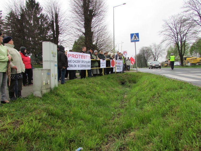 Protest mieszkańców Czerniejowa przeciwko powstającej spopielarni zwłok