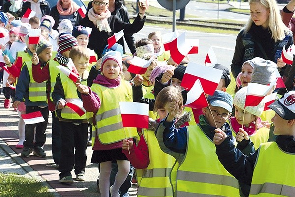 Nauczyciele pracujący z najmłodszymi przyznają, że dzieci chętnie biorą udział w uroczystościach patriotycznych.