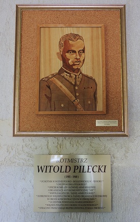 Szkoła w Łącznie szczyci się jedynym w Polsce wizerunkiem rotmistrza wykonanym techniką intarsji.