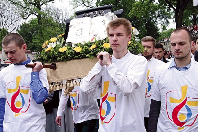 Niesienie relikwii  św. Jana Pawła II, patrona ŚDM,  było dla młodzieży dużym zaszczytem i wyróżnieniem.