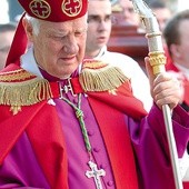 Biskup Ignacy Dec podczas procesji ku czci św. Stanisława w Świdnicy.