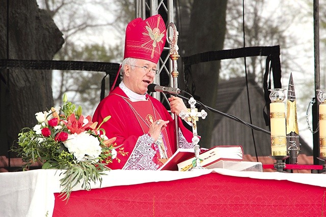 Bp Andrzej F. Dziuba głosi homilię.