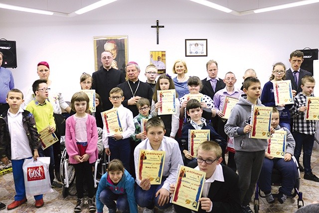 Laureaci z bp. Henrykiem Tomasikiem, organizatorami, opiekunami i przedstawicielami zespołu Domino, który wystąpił przed rozstrzygnięciem konkursu.