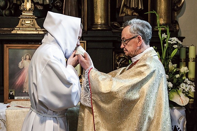 Ks. Piotr Lepszy, proboszcz parafii Wniebowzięcia NMP, zakłada szaty liturgiczne nowo wyświęconemu br. Makaremu