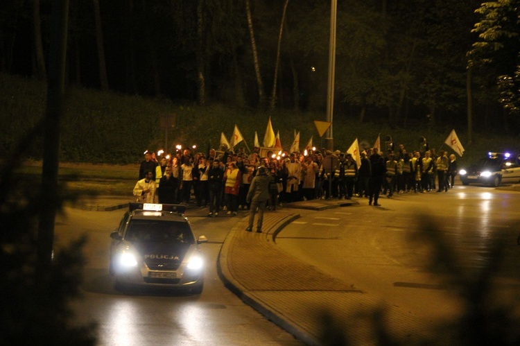 Procesja z symbolami ŚDM ulicami Mielca