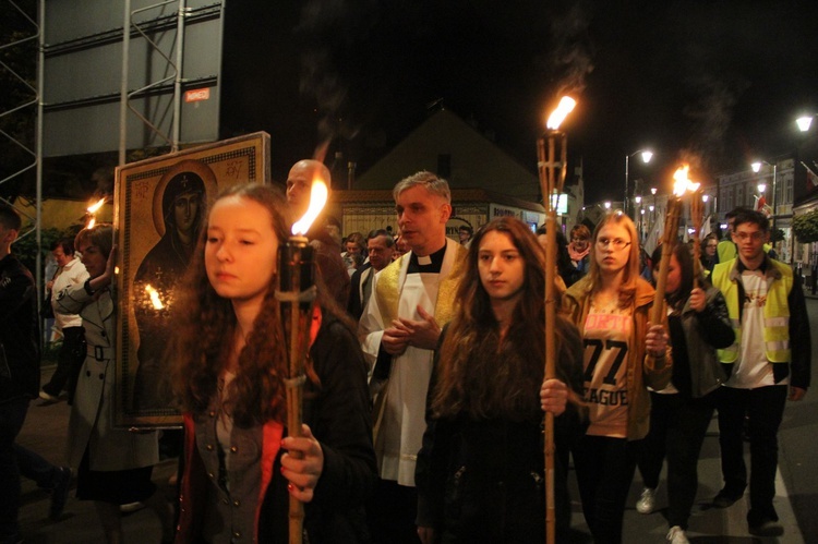 Procesja z symbolami ŚDM ulicami Mielca